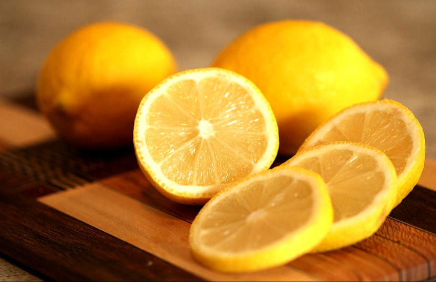lemon on hair for dandruff and ichiness